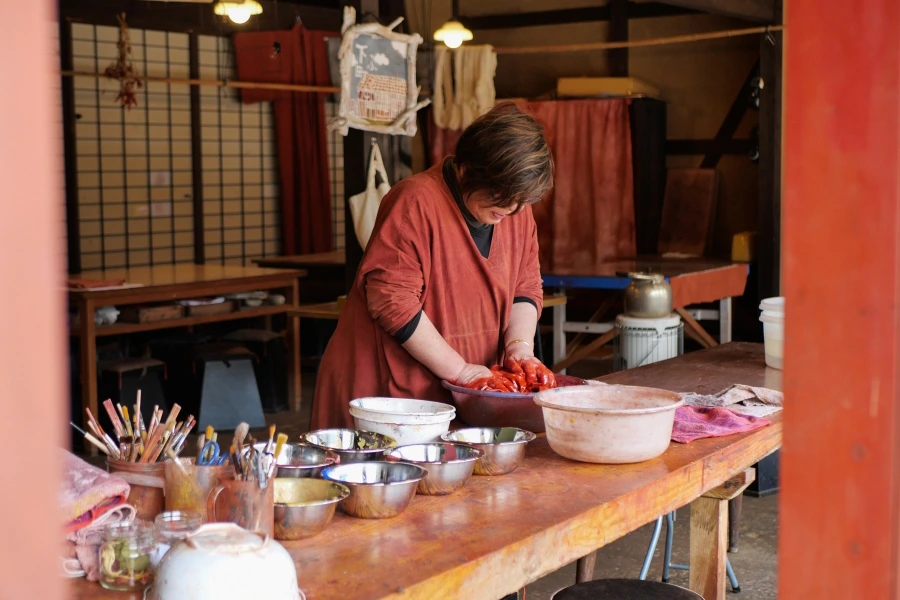 あきことめぐみの、旅のひとめぐり「べんがら染め」